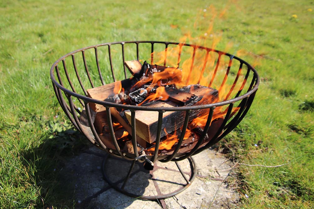 Chasing Shadows: Feuerschales Leuchten im Zwielicht