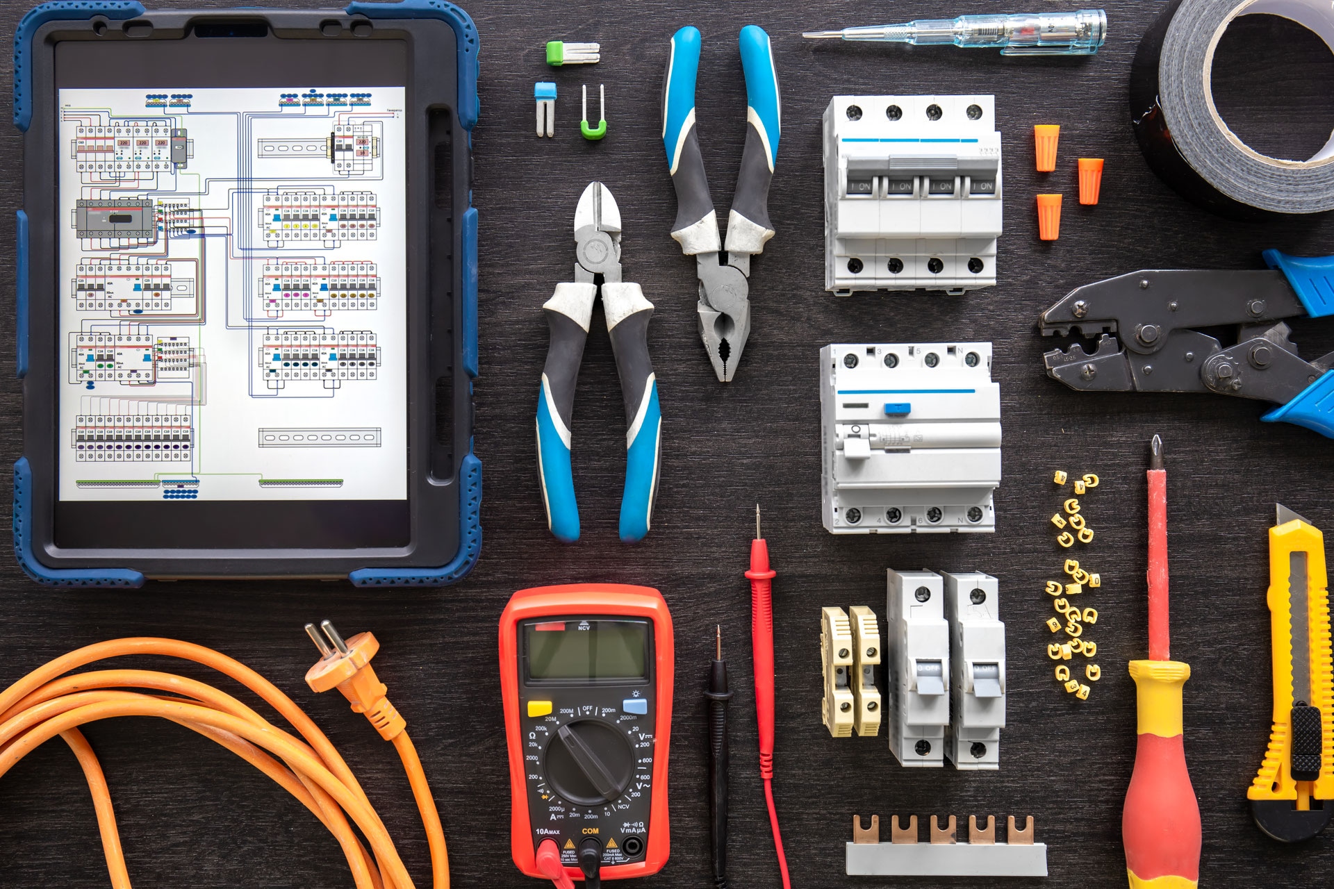 Entdecken Sie Elektromaterialien, die Ihre Arbeit erleichtern – bei elektrostube24!
