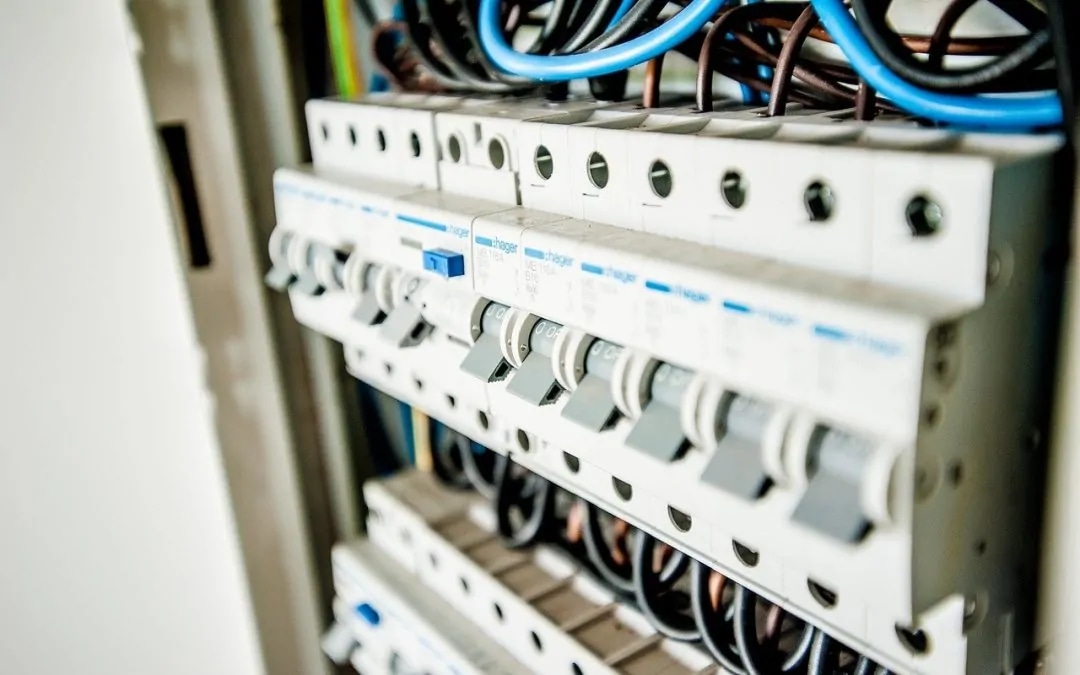 Prüfung elektrischer Anlagen: So finden Sie den richtigen Dienstleister