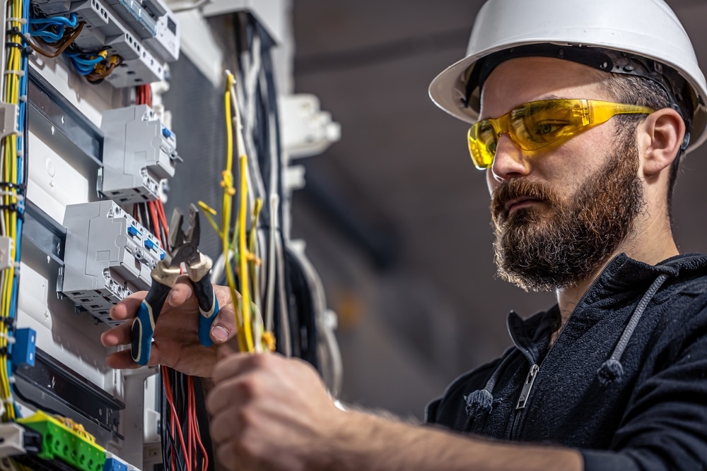 Rechtliche Anforderungen zur Prüfung ortsveränderlicher elektrischer Betriebsmittel in Betrieben