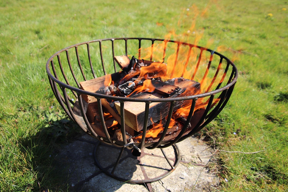 Chasing Shadows: Feuerschales Leuchten im Zwielicht