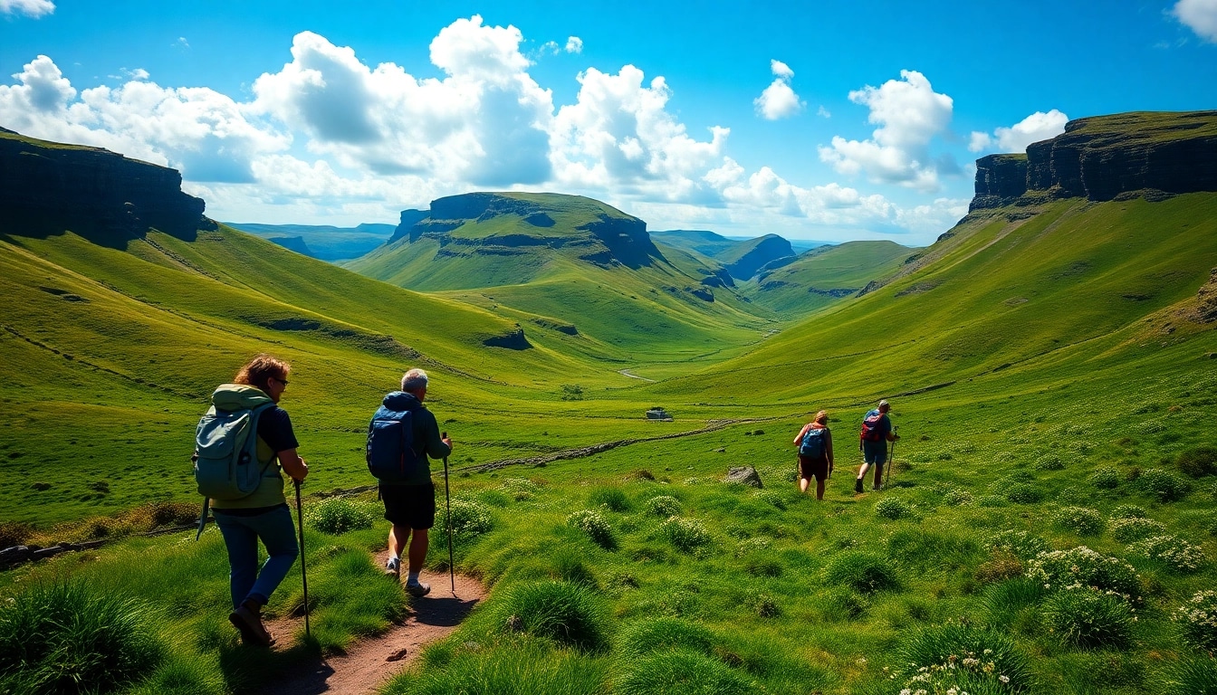 Walking Holiday Ireland Gruppe von Wanderern auf einem malerischen Pfad in Irland.