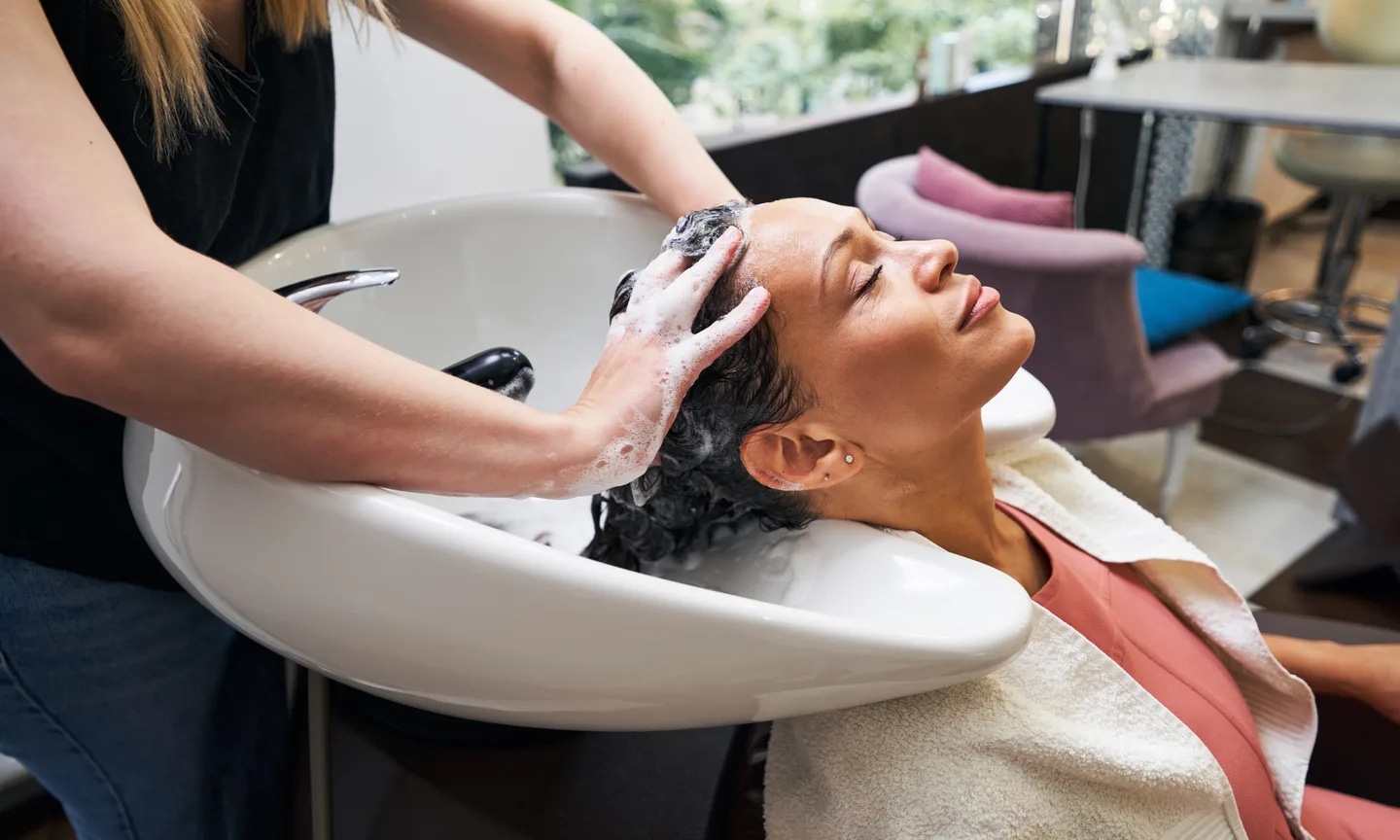 Moderne Friseurwaschplätze: Technik trifft auf Entspannung