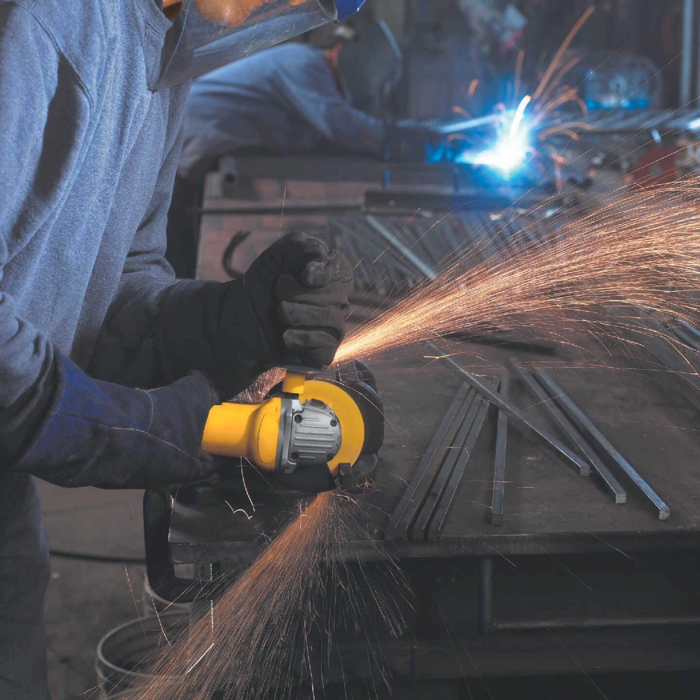 Mit einem DeWalt Winkelschleifer Zeit und Energie sparen