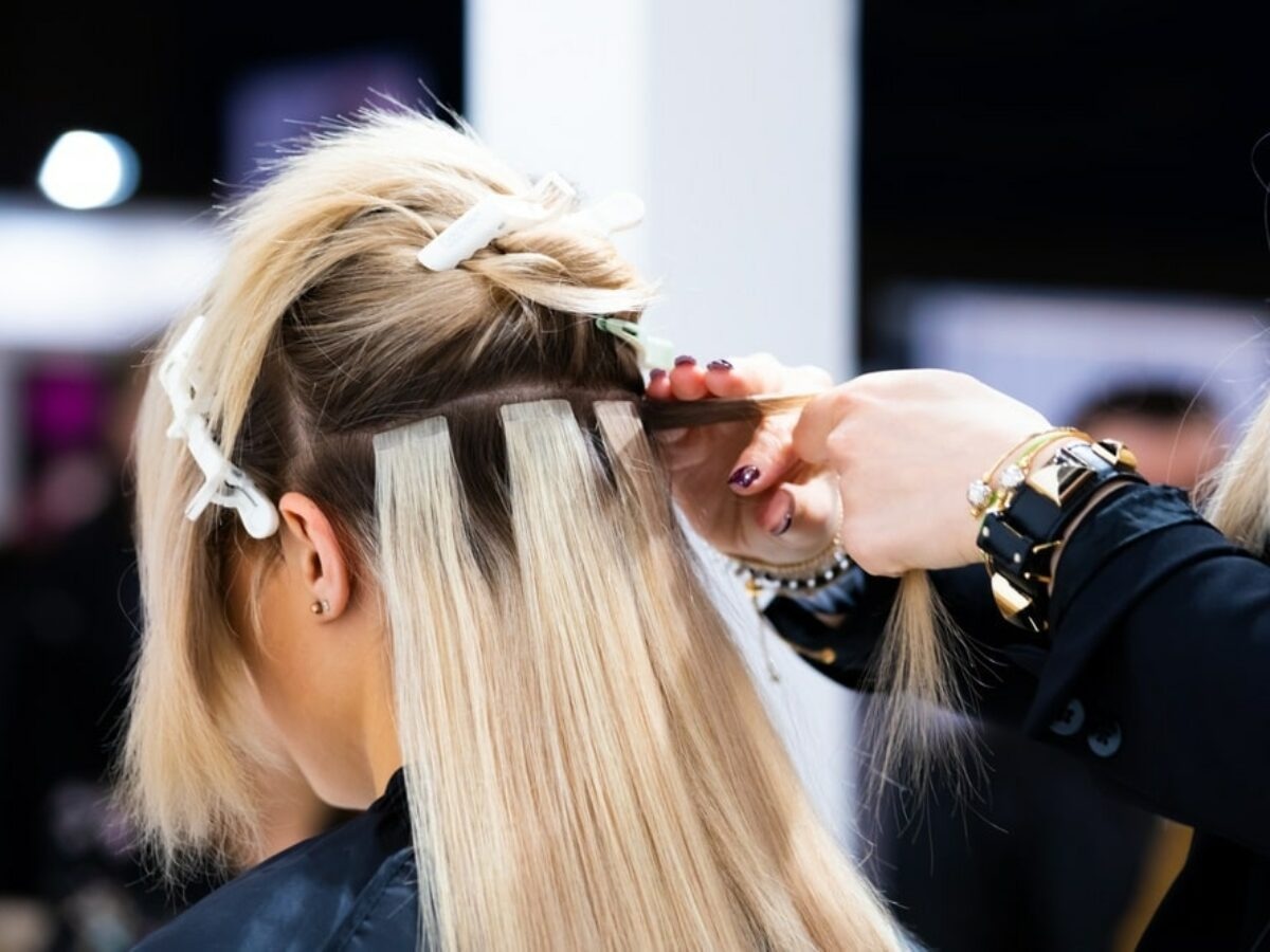 Tape Extensions: Dein Partner für perfektes Haar – Unsere Spezialität!