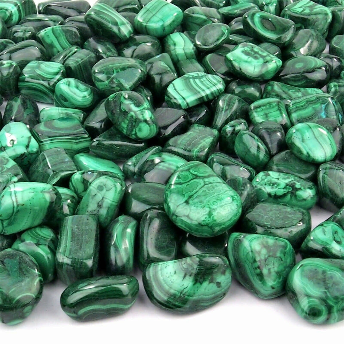 Schutz und Stärke dank malachit im CrystalScents Shop