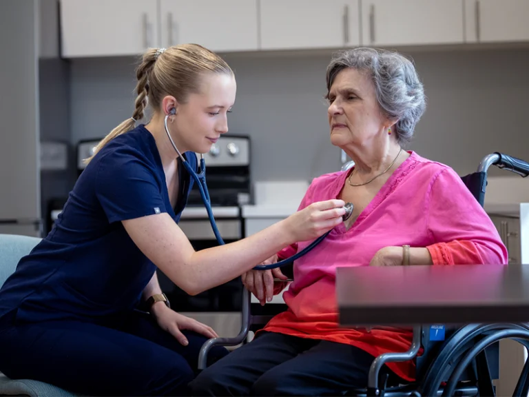 Senioren in Sicherheit: Wie 24 Stunden Betreuung die Lebensqualität verbessert