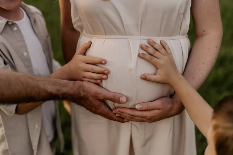 Babybauchfotografie für ruhige, natürliche Erinnerungen